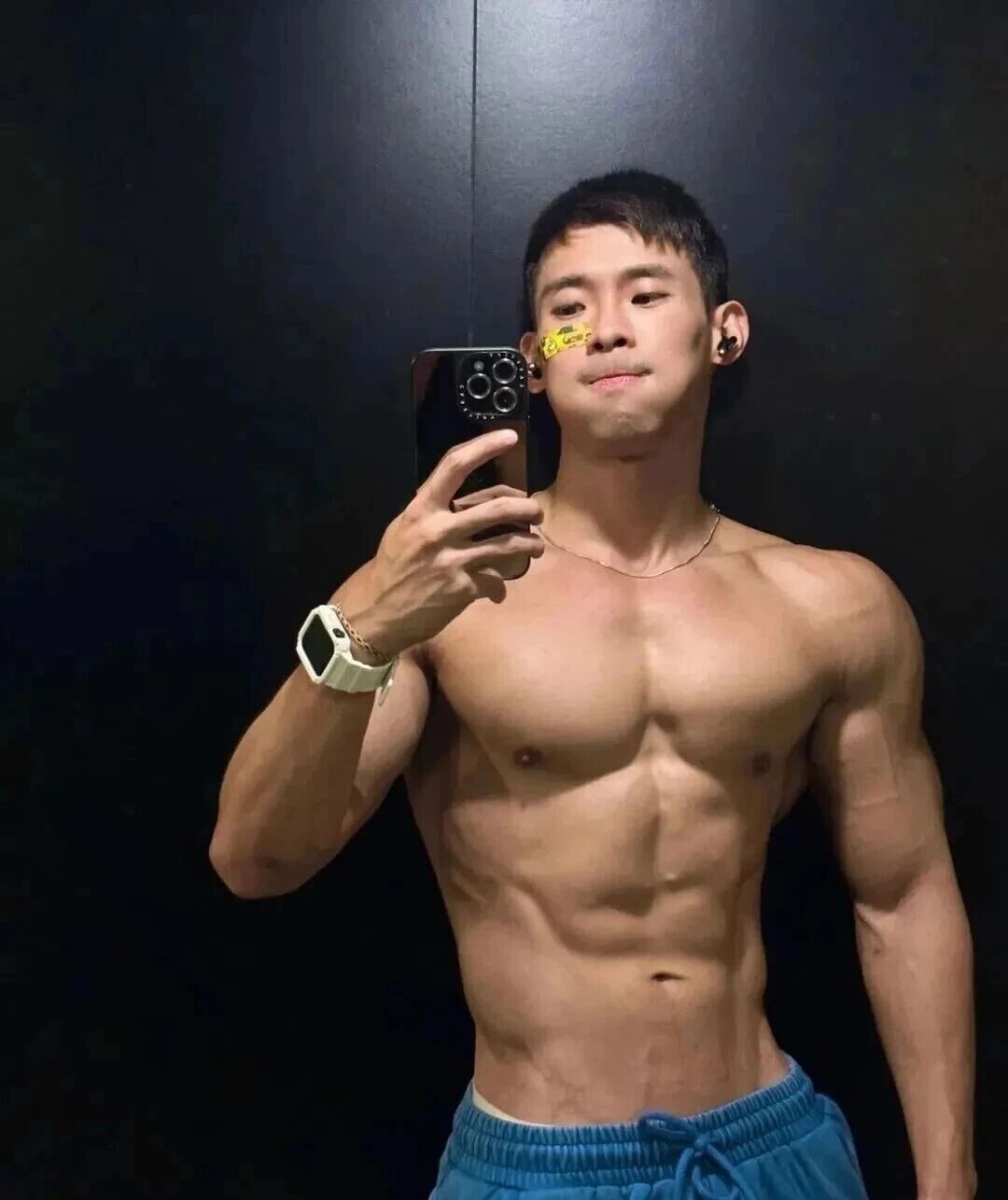 为了赚钱健身教练沦为酒吧 GOGOBOY！