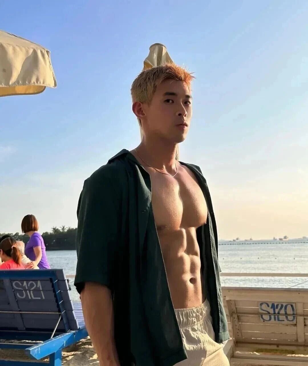 为了赚钱健身教练沦为酒吧 GOGOBOY！