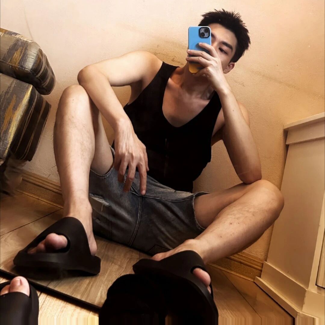 盯裆猫诱捕器！袒胸露乳超吸睛！猛男在沙滩上…… | 鉴定网络热门帅哥