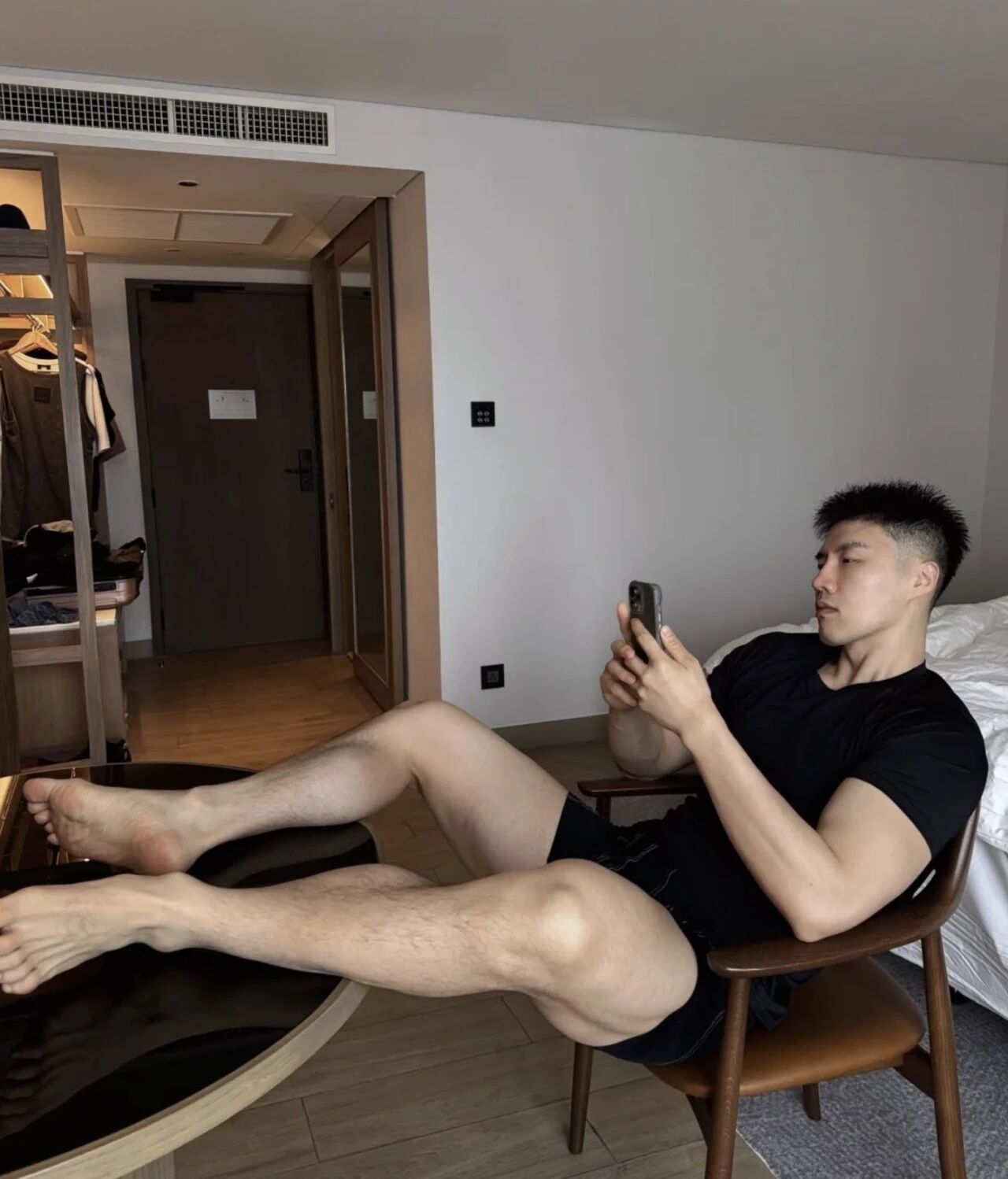 筋肉体育生另一面竟是女装大佬,男女通吃啊 筋肉体育生另一面竟是女装大佬,男女通吃啊