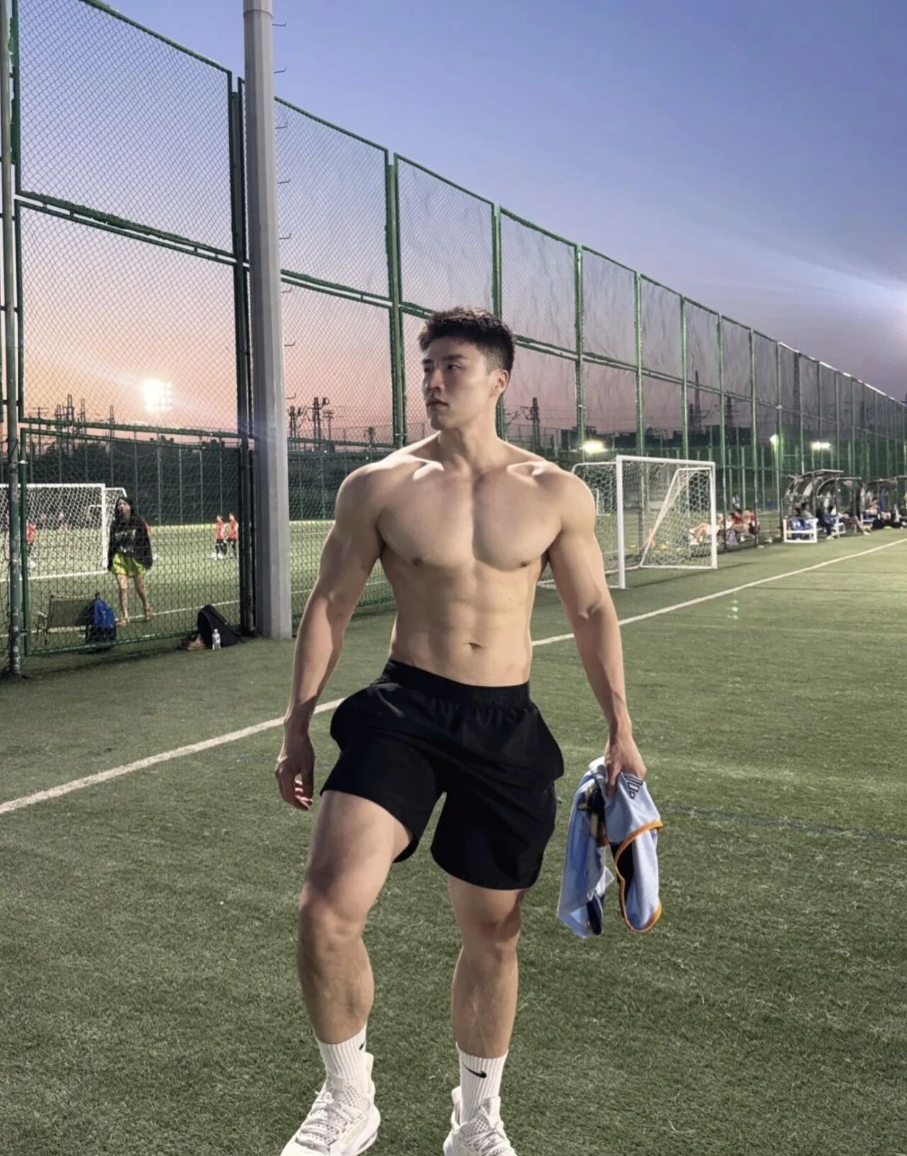 筋肉体育生另一面竟是女装大佬,男女通吃啊 筋肉体育生另一面竟是女装大佬,男女通吃啊