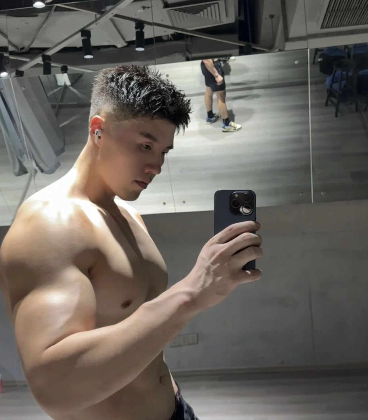 筋肉体育生另一面竟是女装大佬,男女通吃啊 筋肉体育生另一面竟是女装大佬,男女通吃啊