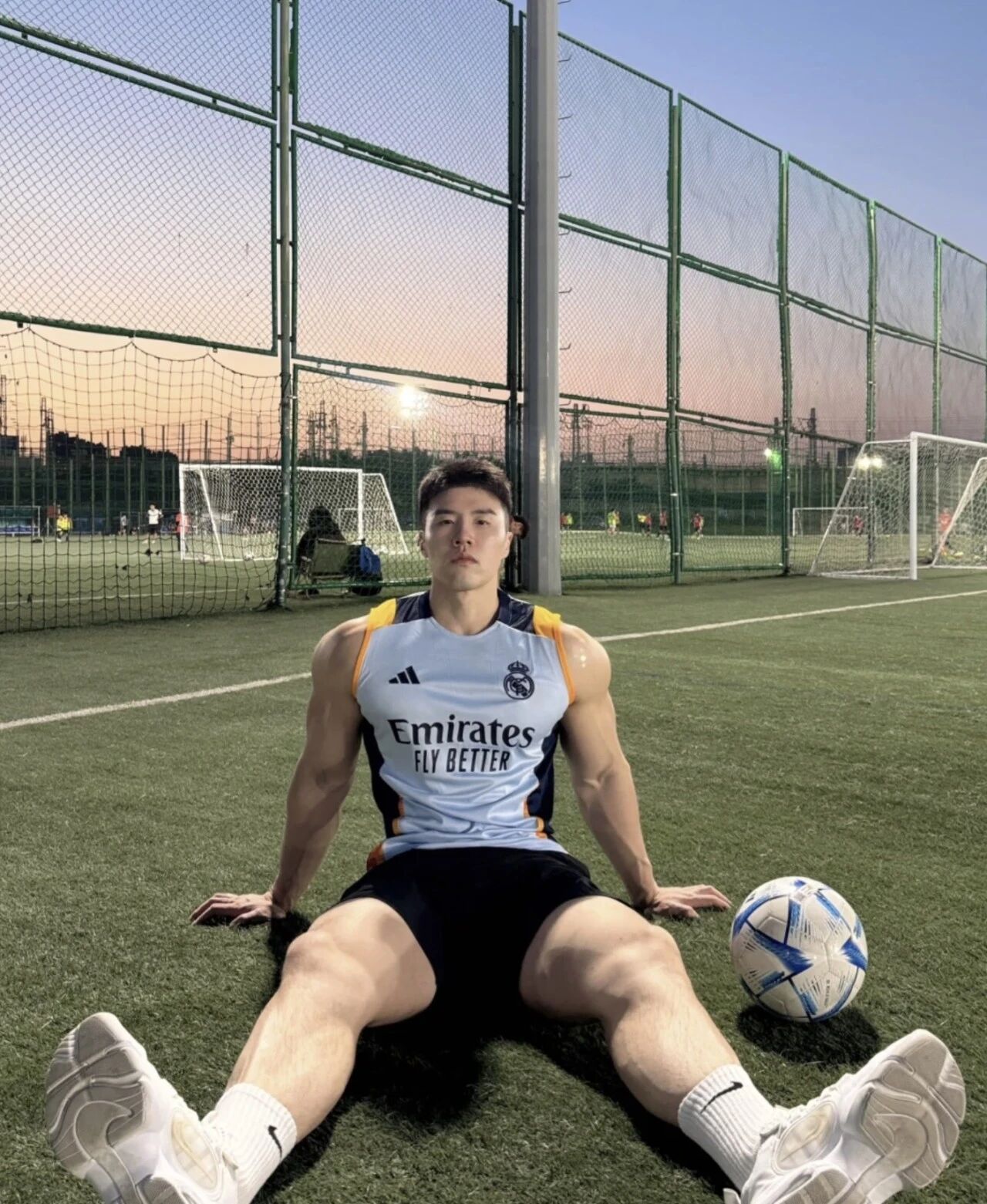 筋肉体育生另一面竟是女装大佬,男女通吃啊 筋肉体育生另一面竟是女装大佬,男女通吃啊