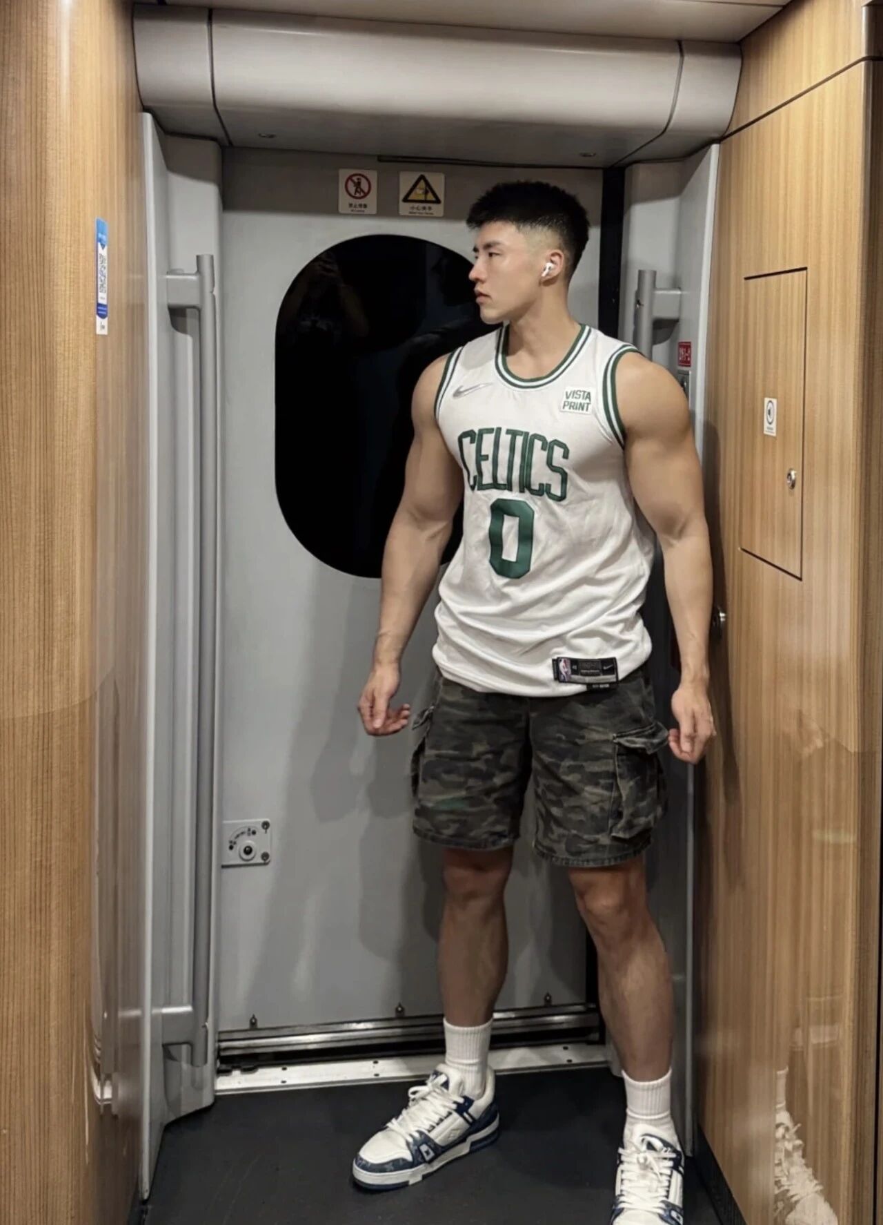 筋肉体育生另一面竟是女装大佬,男女通吃啊 筋肉体育生另一面竟是女装大佬,男女通吃啊