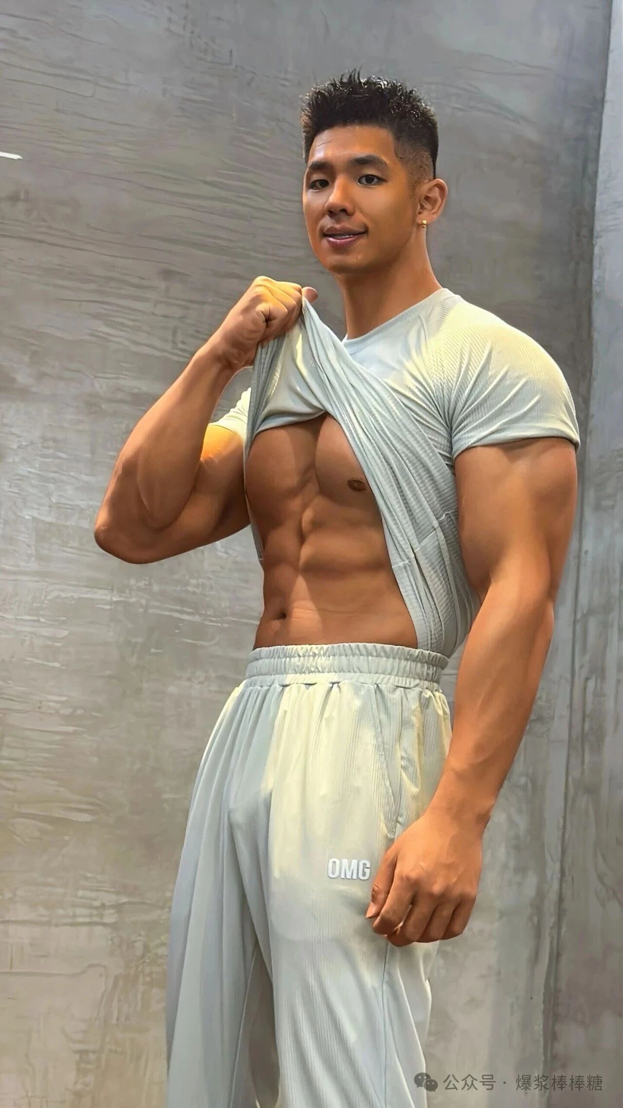 黑皮山东壮汉穿紧身骑行服，粗臂大胸，实力惊人！