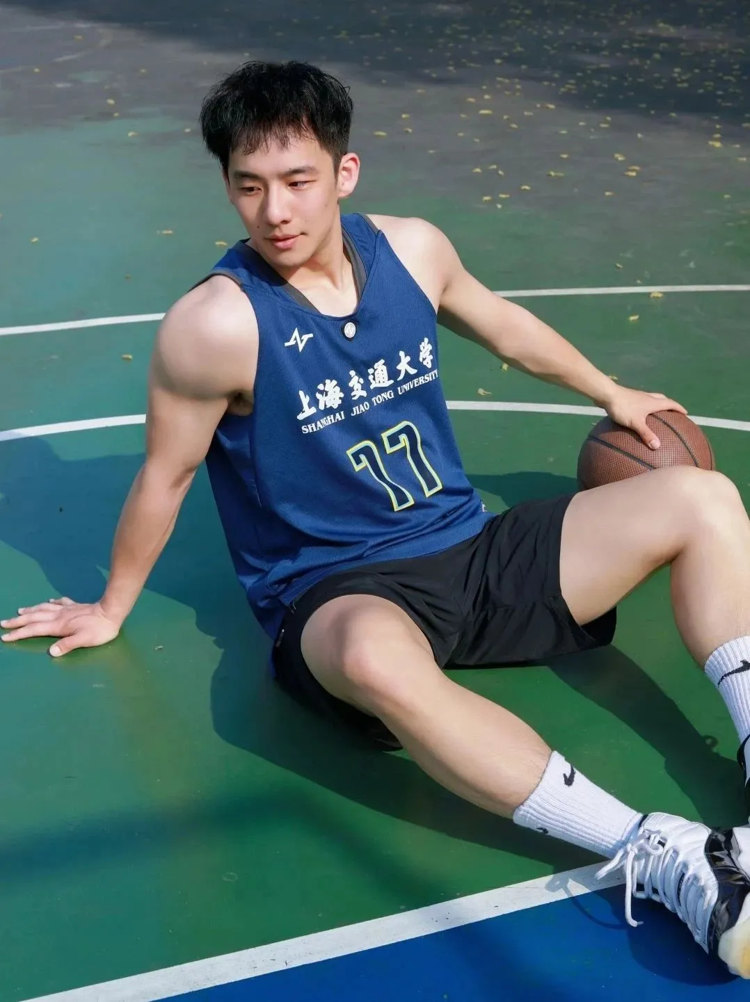 采访视频曾被疯传！上海交大安泰班主任，黑袜篮球帅哥，变这样了！