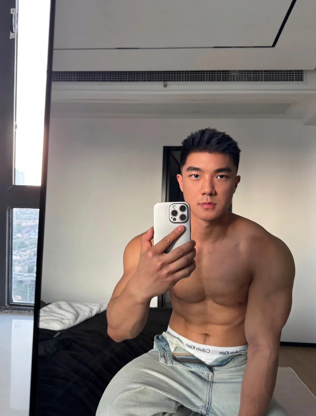 参加多人运动被抓？肌肉网红现身曼谷跨年趴破谣言！