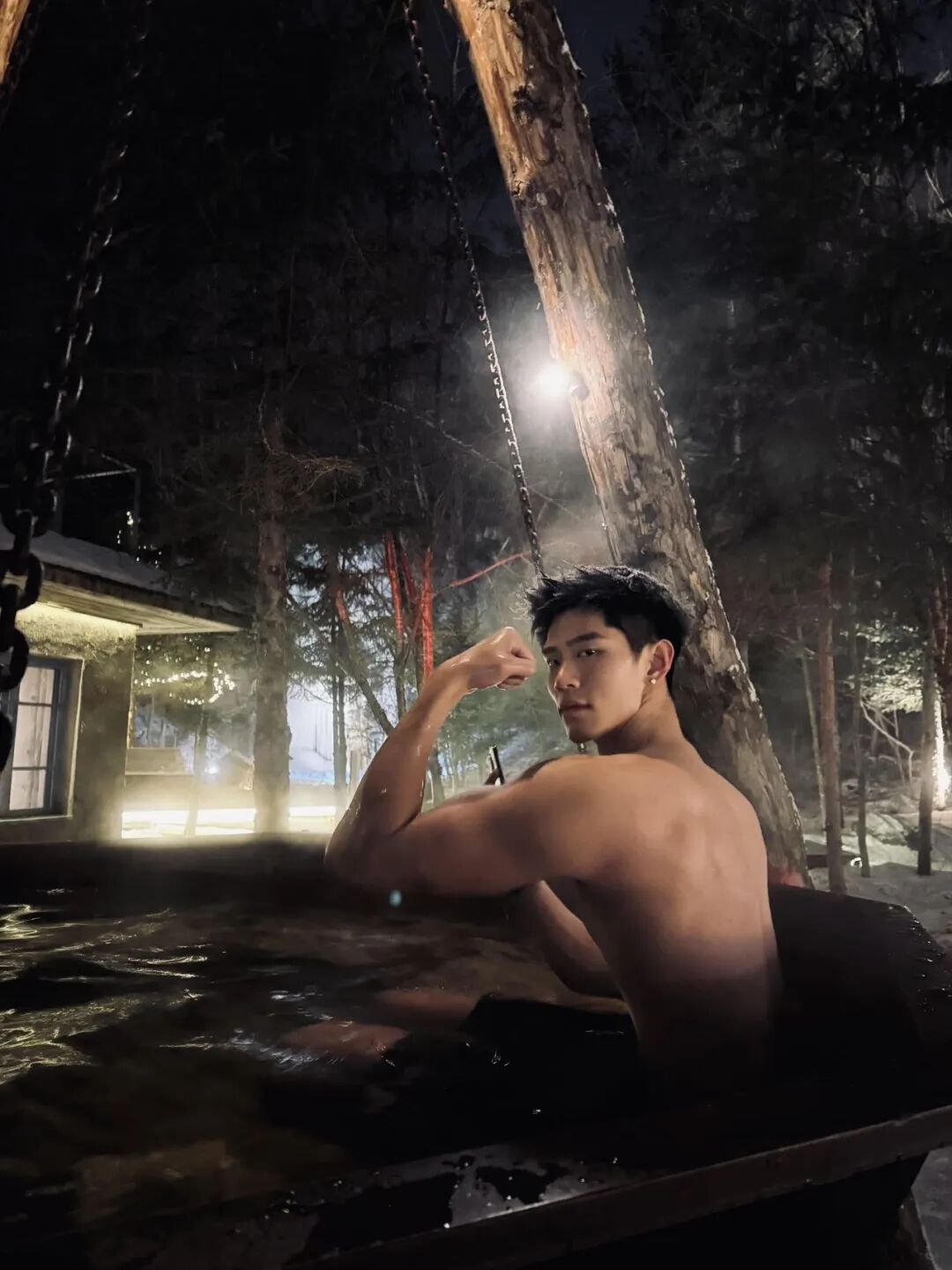 黑皮体育生酒店照片曝光！浑身湿透……