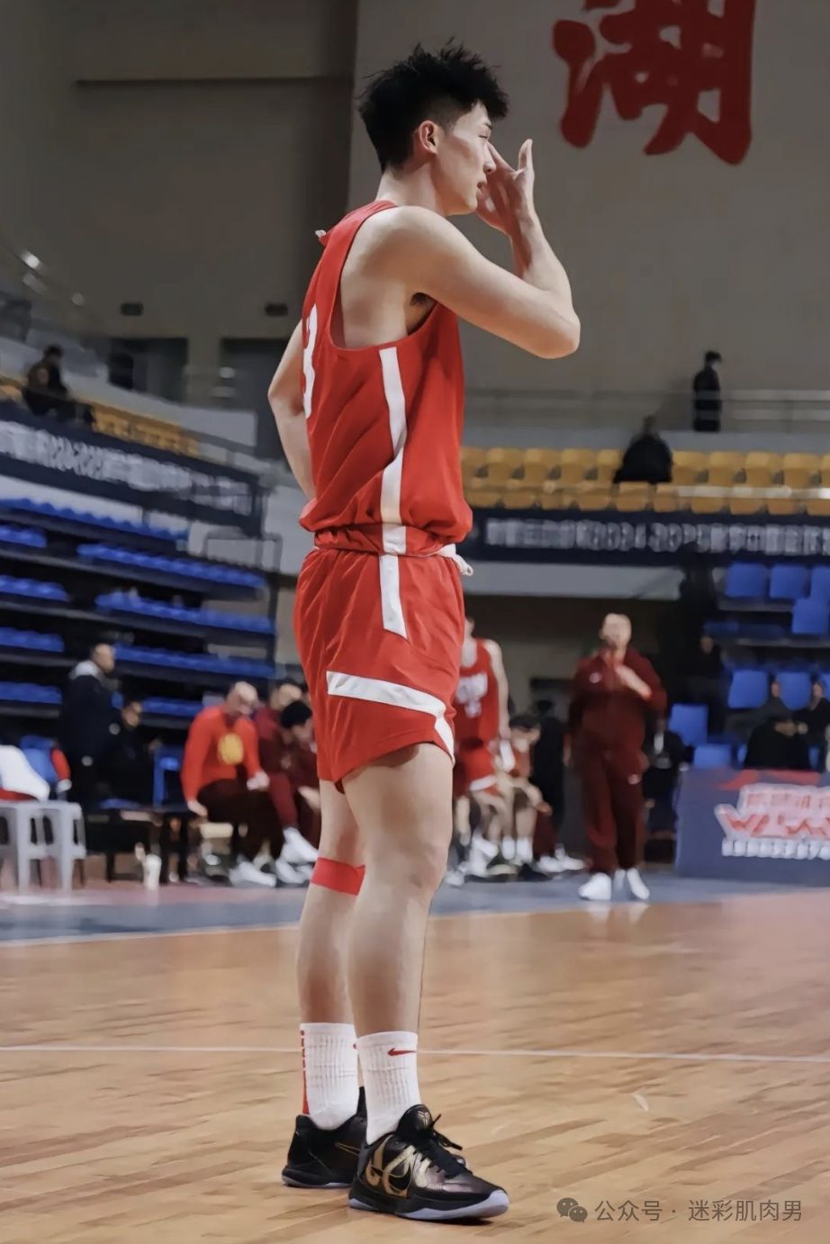 山东 20 岁大弟弟真的超强！193CM 长腿男大一跃显实力！