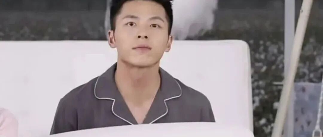  新晋小生何与新剧被骂“油腻”，剧外薄肌沐浴照却火到外网了！