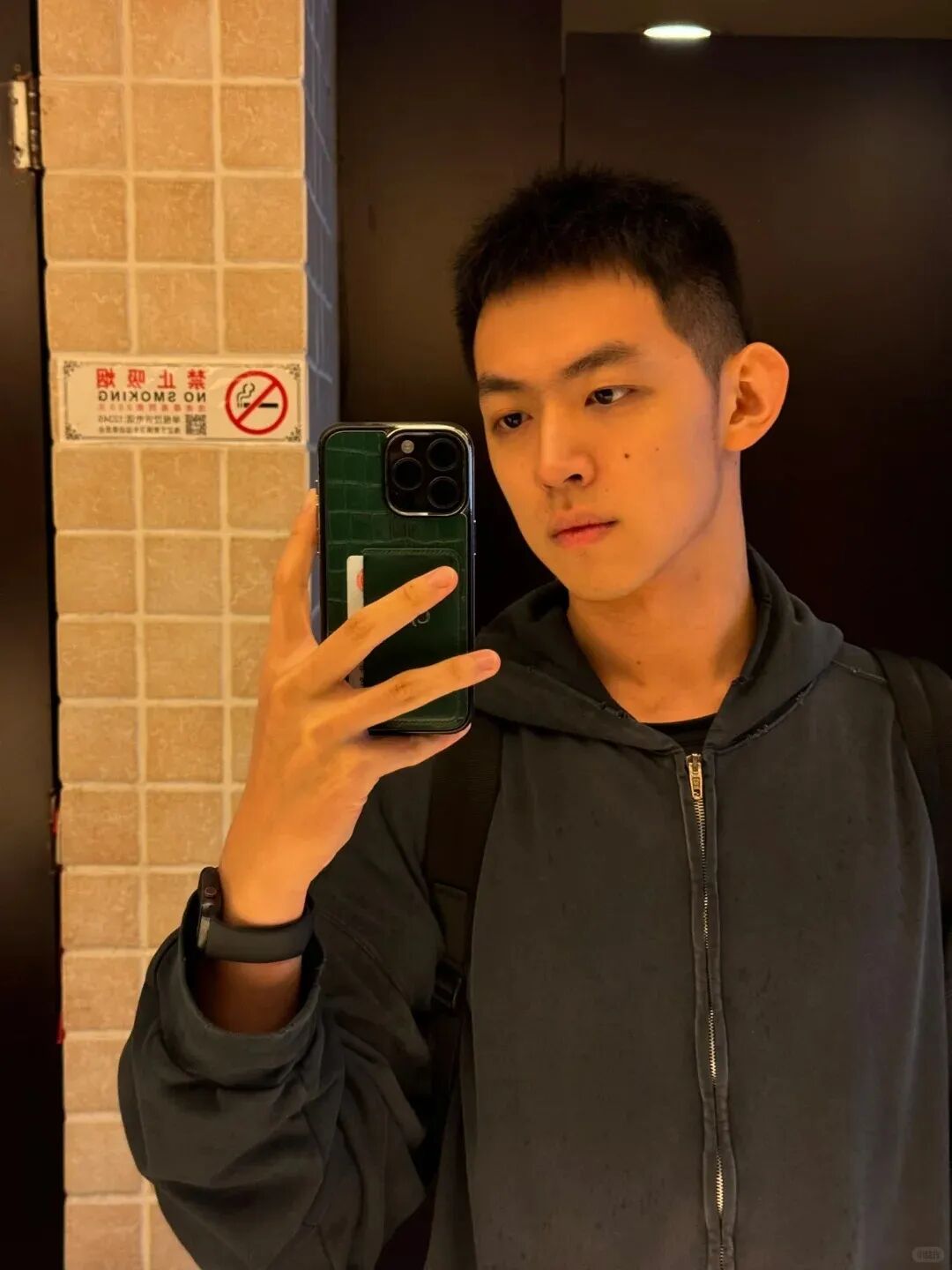 北大毕业典礼正装男主持人找到了,?想找这样的当男友! 北大毕业典礼正装男主持人找到了,?想找这样的当男友!