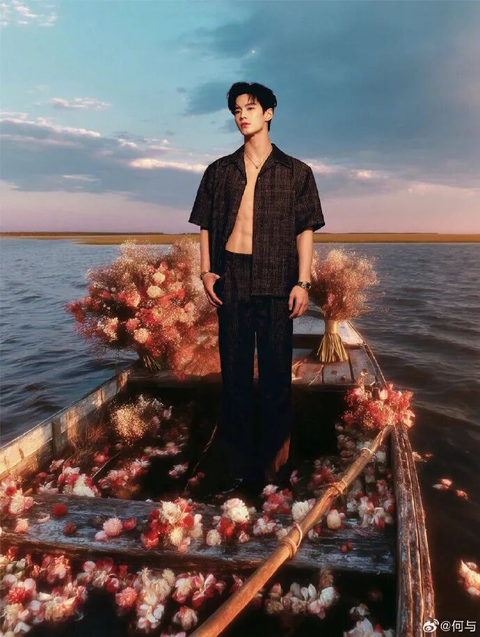 新晋小生何与新剧被骂“油腻”，剧外薄肌沐浴照却火到外网了！
