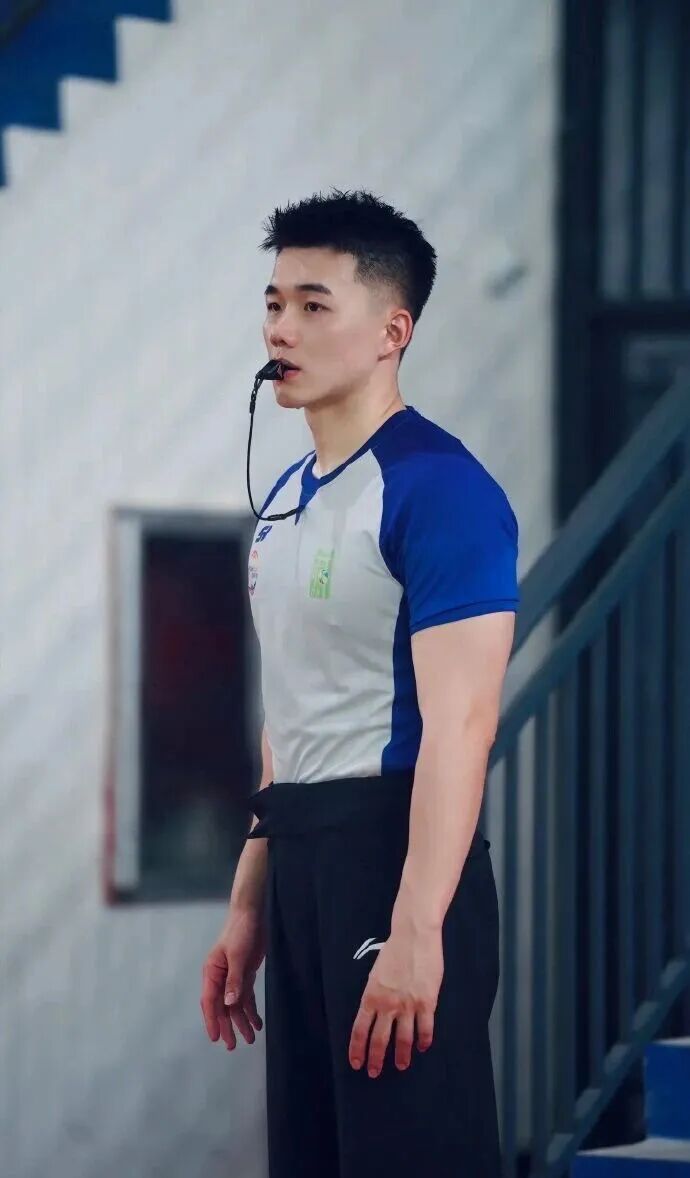 192cm 肉壮篮球裁判小哥，宽肩窄腰大粗腿