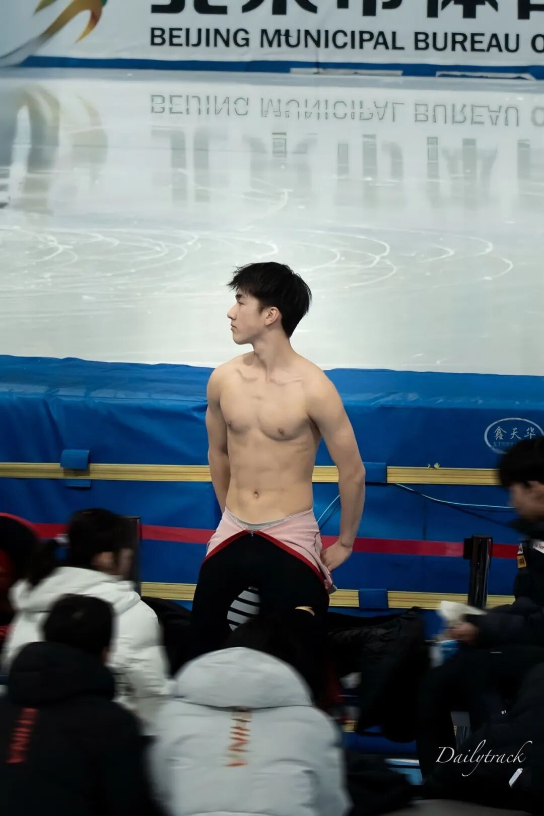 17 岁李禹衡短道速滑换修身服被拍！？这也太帅太宠粉啦！