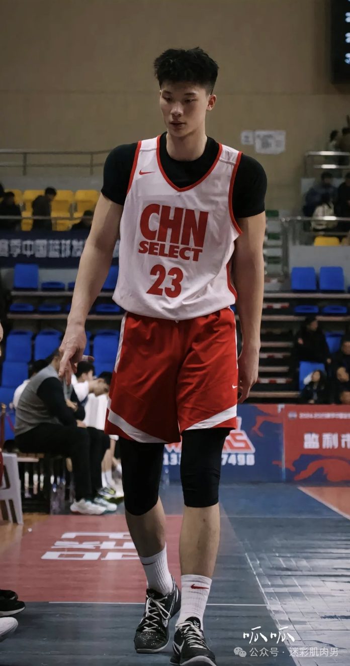 山东 20 岁大弟弟真的超强！193CM 长腿男大一跃显实力！