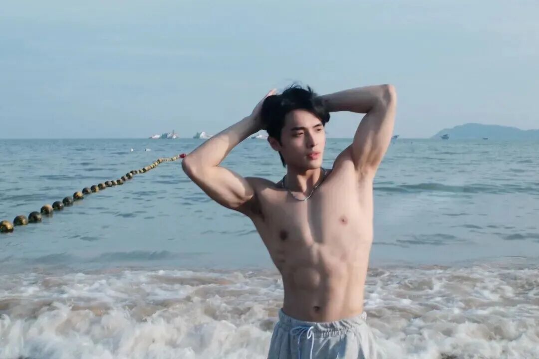 退役运动员，高颜值搭配恰到好处的腱子肉