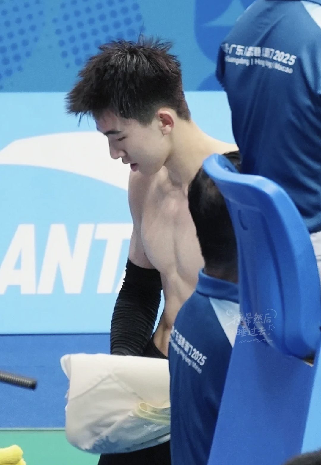 赛场打球换衣的小哥被拍，？湖北体育生王子骏太可了！