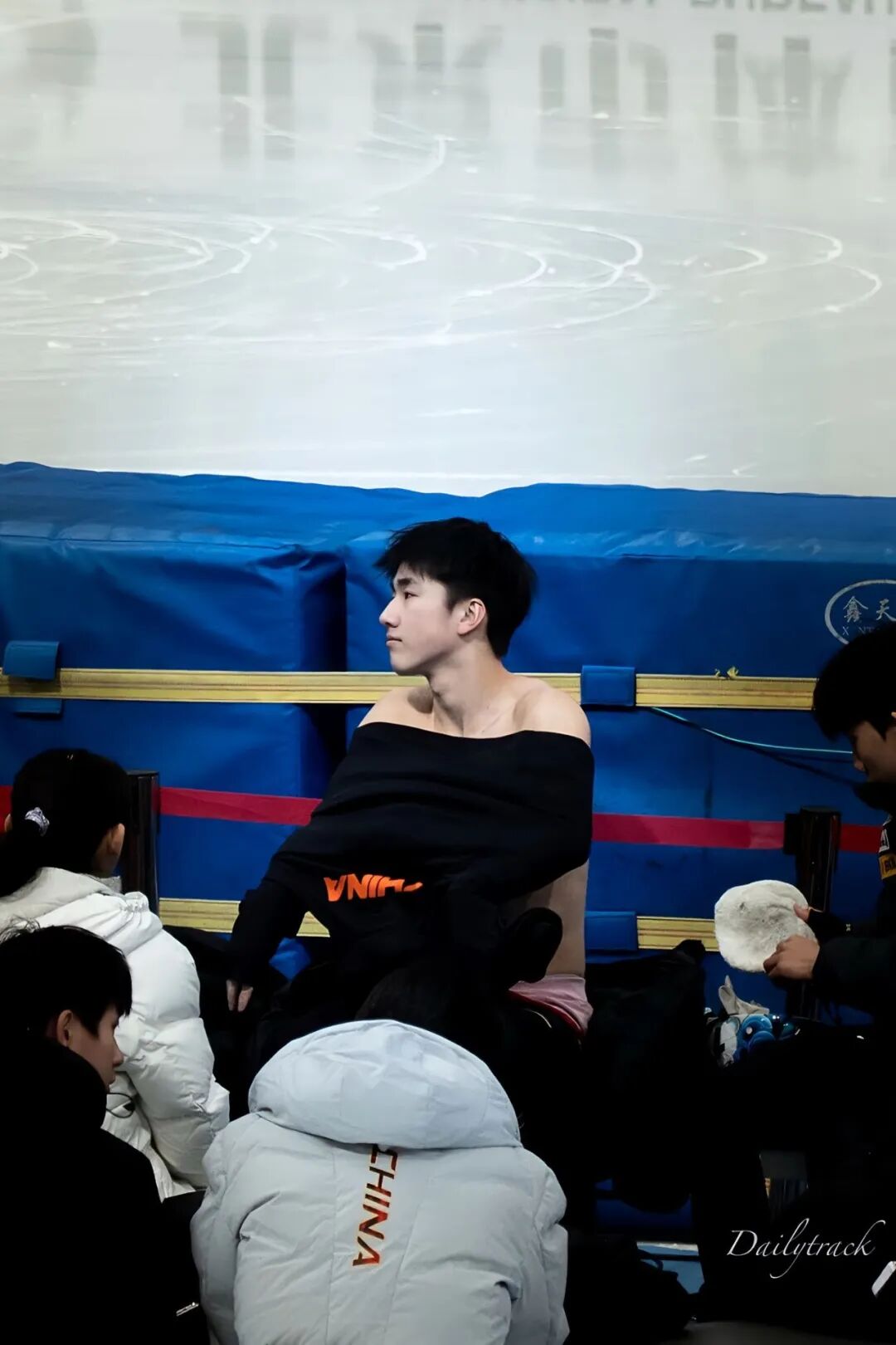 17 岁李禹衡短道速滑换修身服被拍！？这也太帅太宠粉啦！