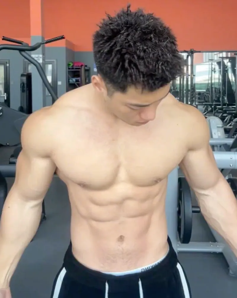 疑似被采访，？这个 00 后直男教练更壮了！他的瓜你吃了吗？