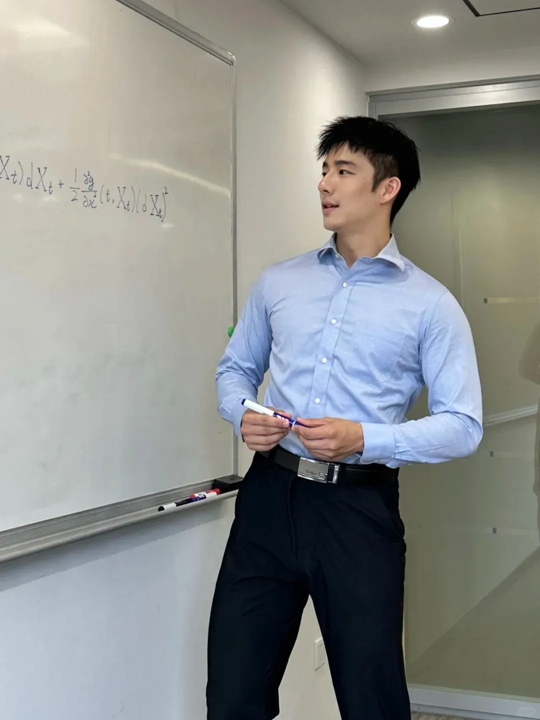 采访视频曾被疯传！上海交大安泰班主任，黑袜篮球帅哥，变这样了！