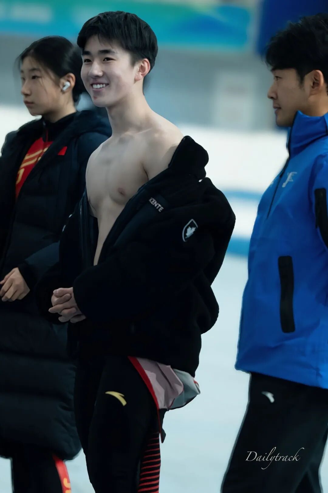 17 岁李禹衡短道速滑换修身服被拍！？这也太帅太宠粉啦！