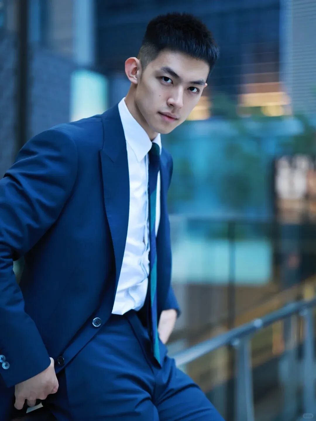 北大毕业典礼正装男主持人找到了,?想找这样的当男友! 北大毕业典礼正装男主持人找到了,?想找这样的当男友!