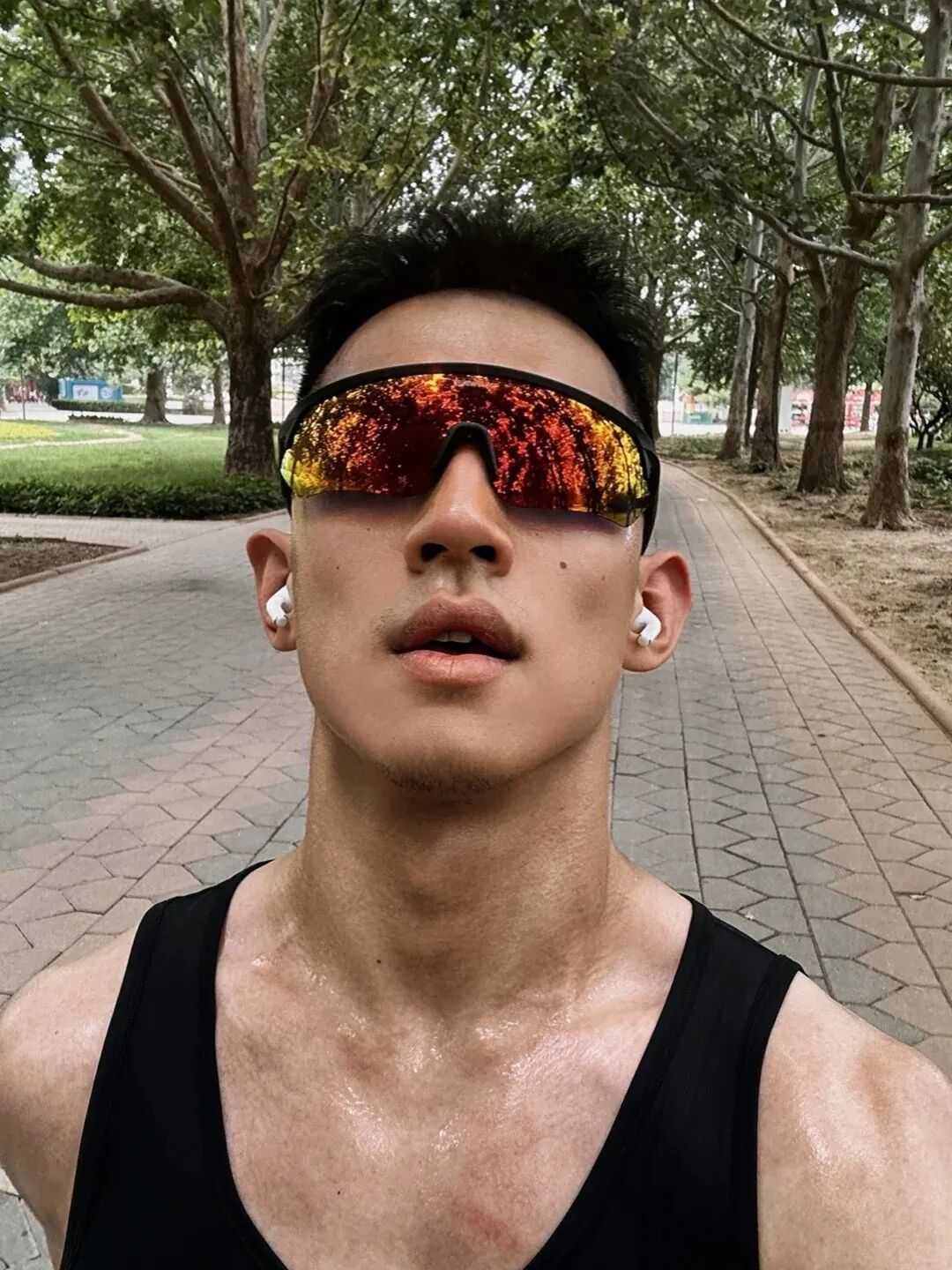 北大毕业典礼正装男主持人找到了,?想找这样的当男友! 北大毕业典礼正装男主持人找到了,?想找这样的当男友!