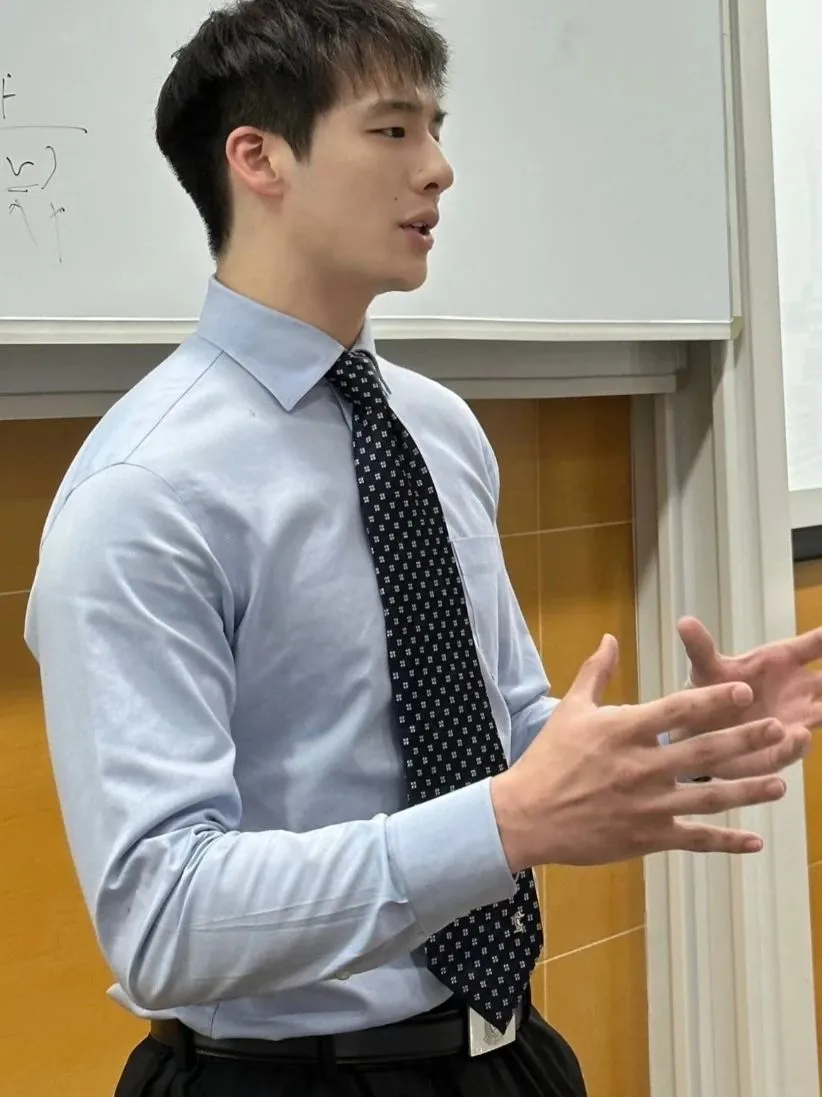 采访视频曾被疯传！上海交大安泰班主任，黑袜篮球帅哥，变这样了！