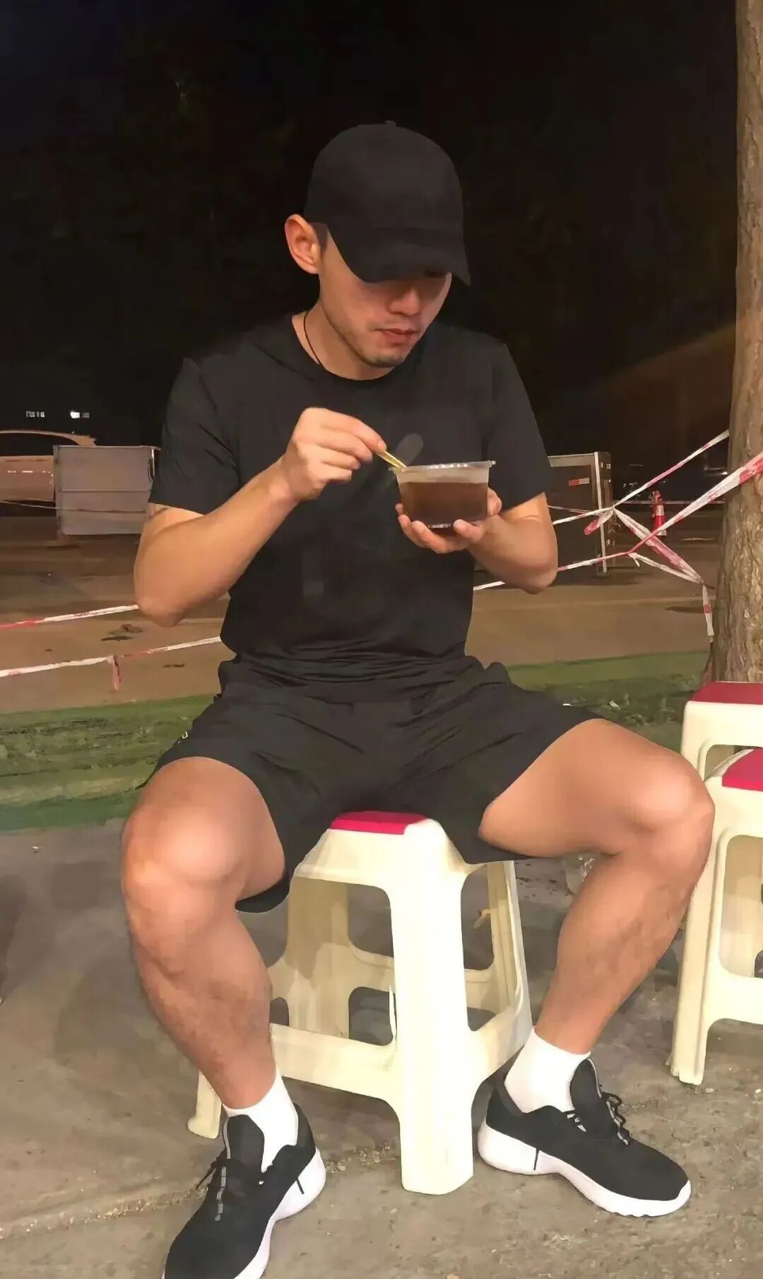 张继科深夜拍视频穿运动短裤被曝光，？太清晰太帅了！