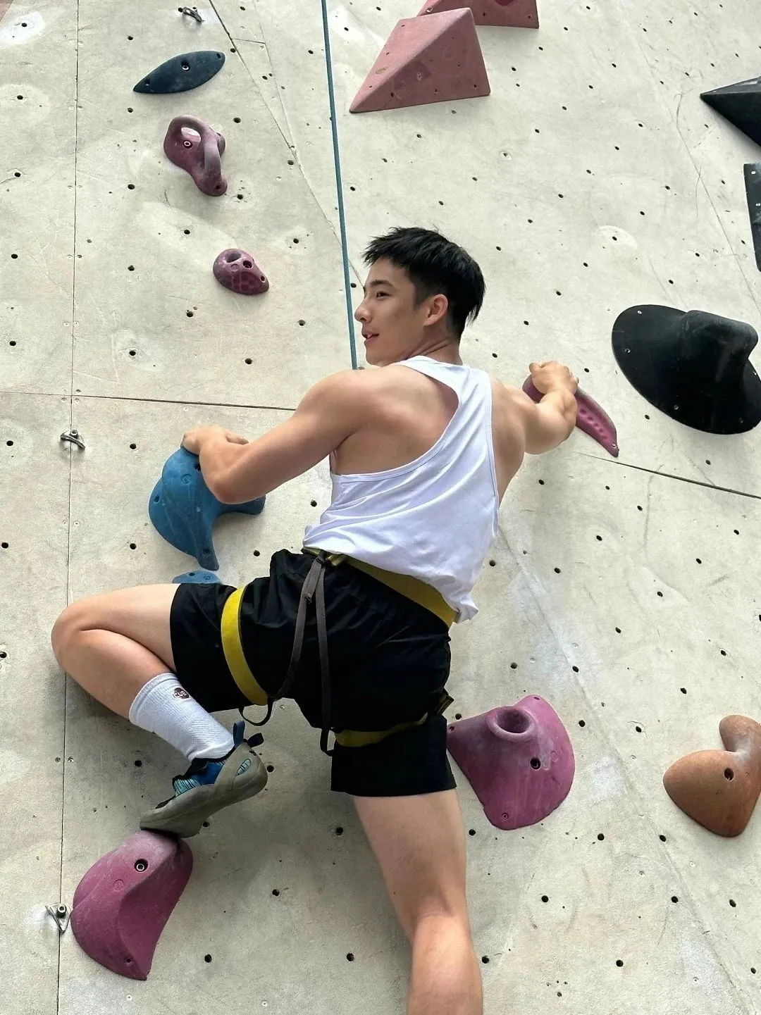 采访视频曾被疯传！上海交大安泰班主任，黑袜篮球帅哥，变这样了！