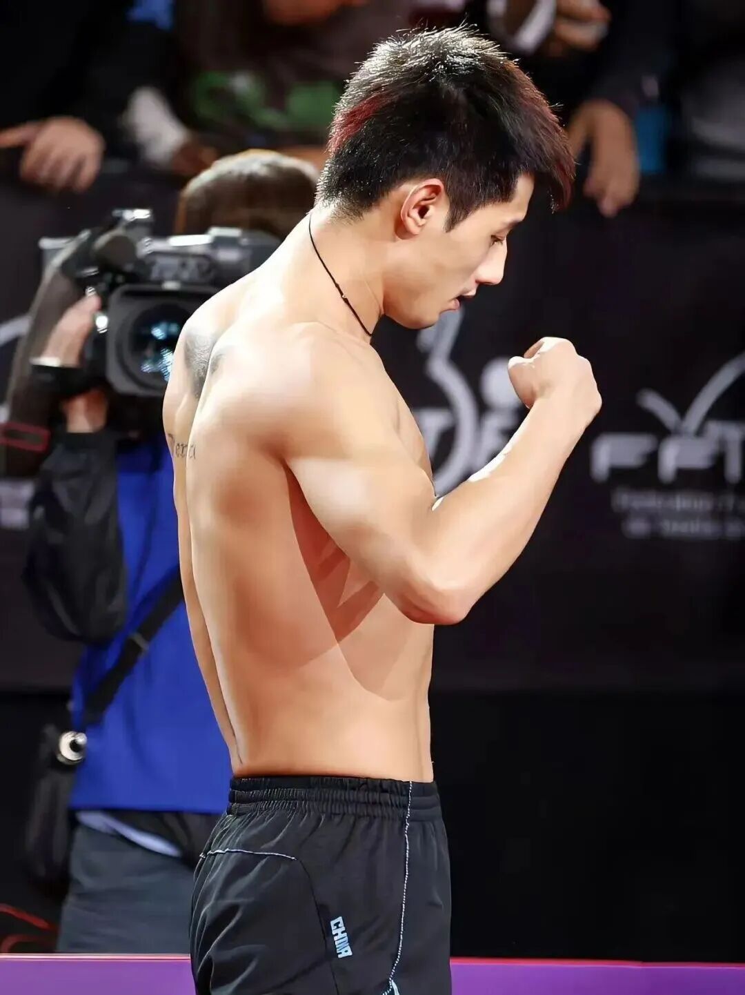 张继科深夜拍视频穿运动短裤被曝光，？太清晰太帅了！