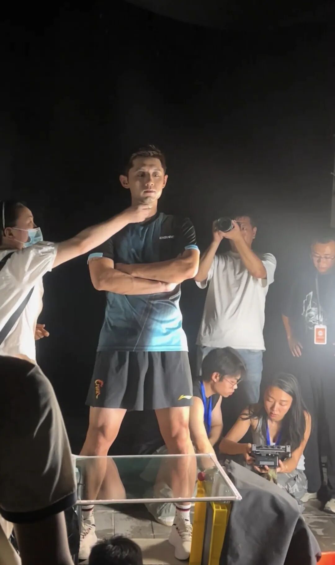 张继科深夜拍视频穿运动短裤被曝光，？太清晰太帅了！