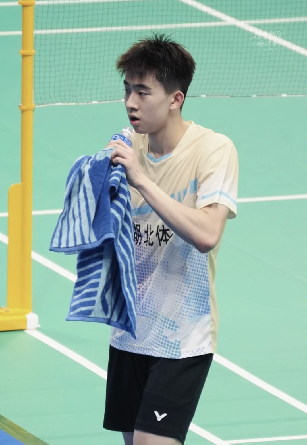 赛场打球换衣的小哥被拍，？湖北体育生王子骏太可了！
