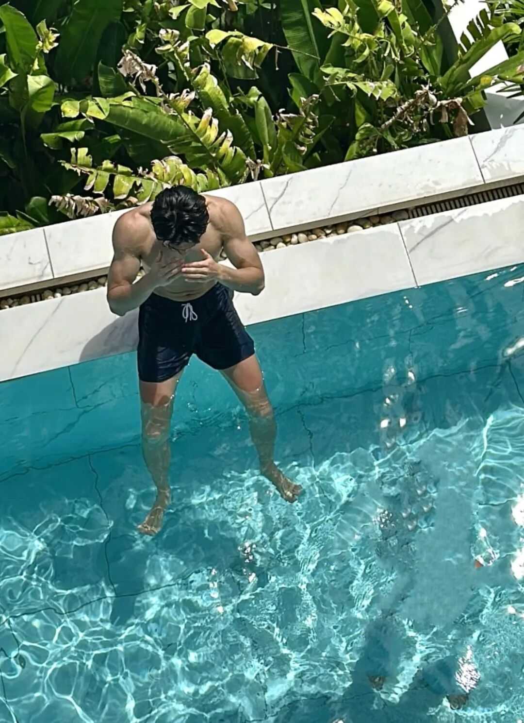 187cm 健身硬汉型男，黑皮大长腿发育的太好了...