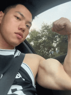 疑似被采访，？这个 00 后直男教练更壮了！他的瓜你吃了吗？