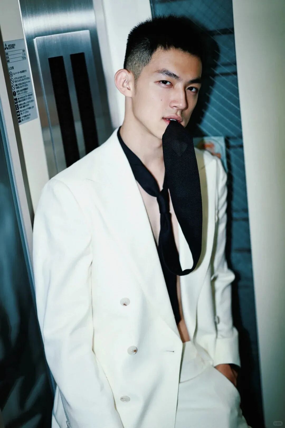 北大毕业典礼正装男主持人找到了,?想找这样的当男友! 北大毕业典礼正装男主持人找到了,?想找这样的当男友!