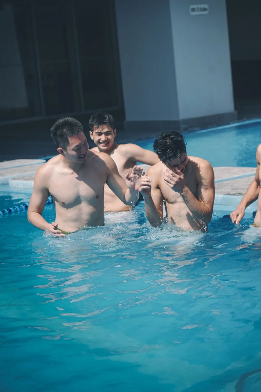 被围观了！华侨大学男篮的薄肌体育生男大，穿高弹紧身运动裤泳池玩水！