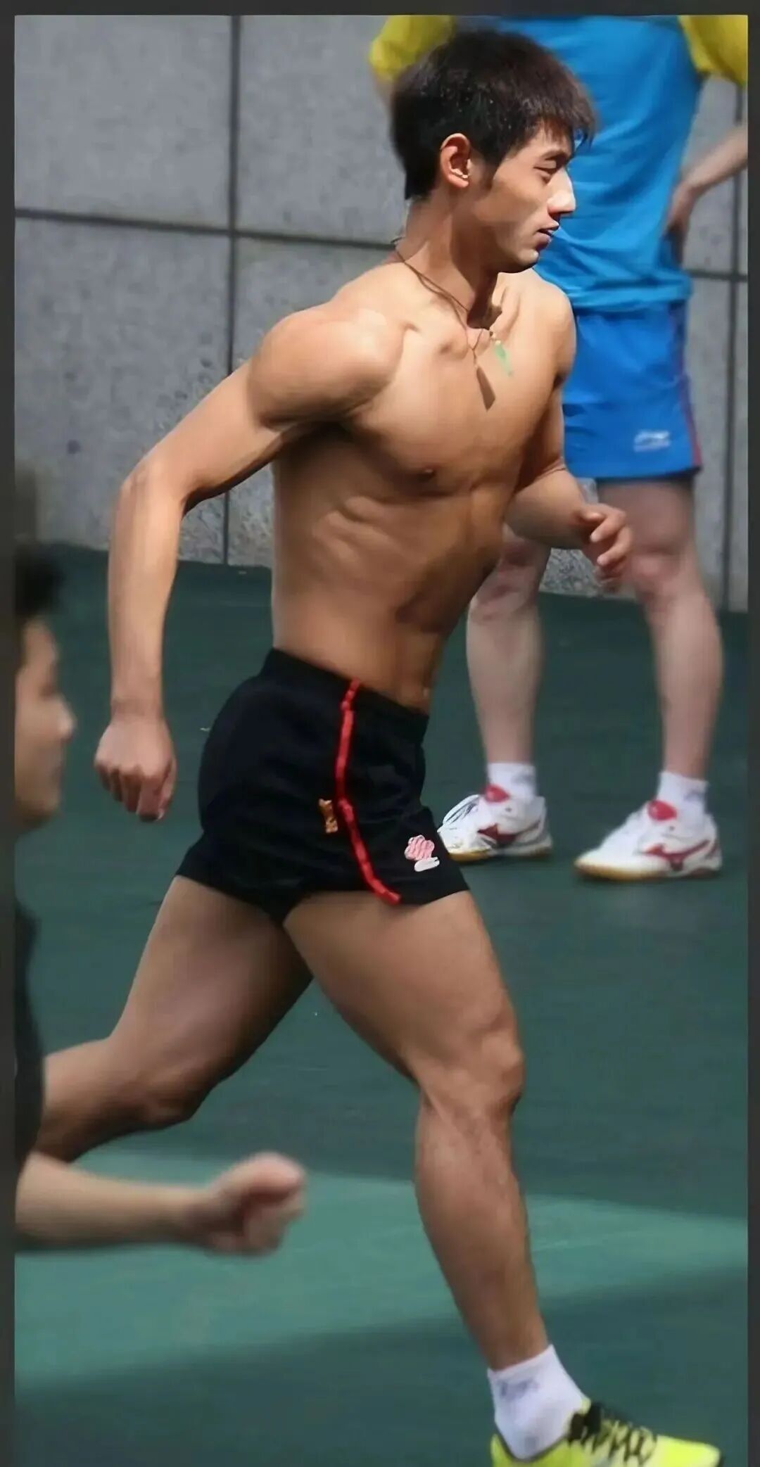 张继科深夜拍视频穿运动短裤被曝光，？太清晰太帅了！