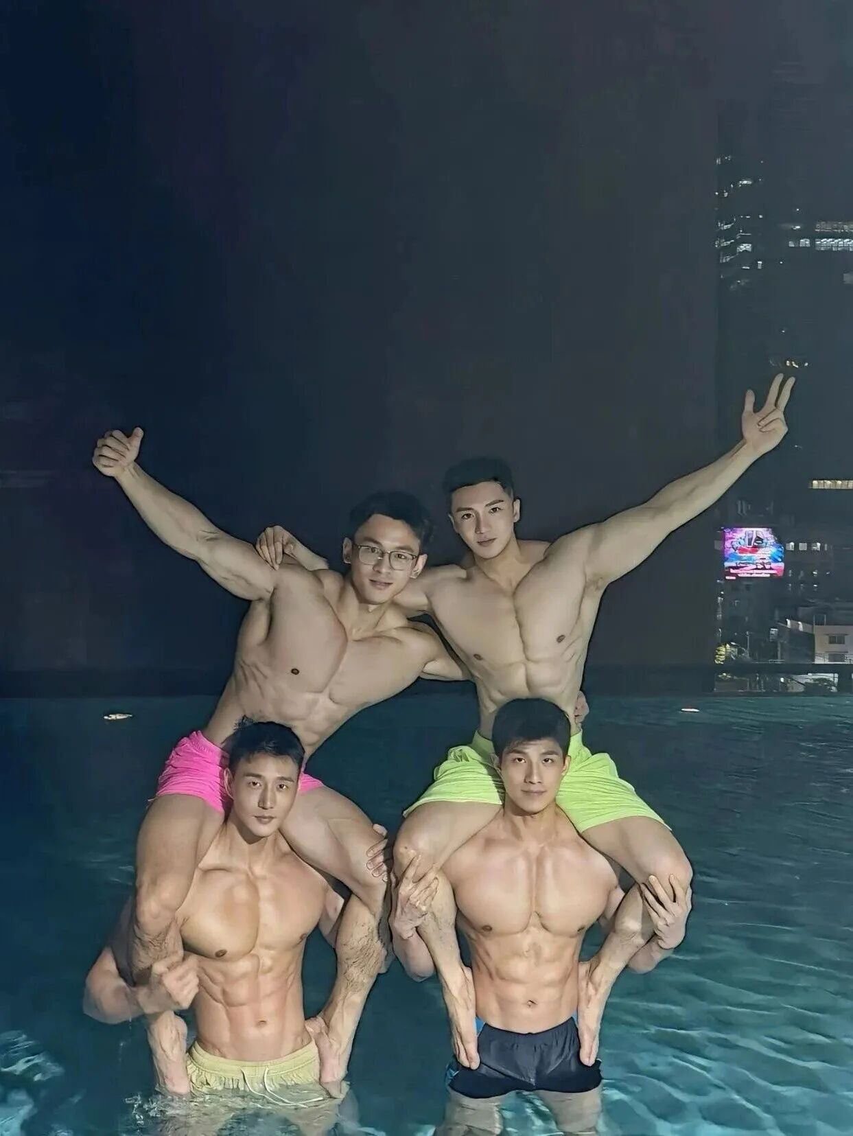 酒店泳池夜泳 一下子遇到 4 位肌肉猛男