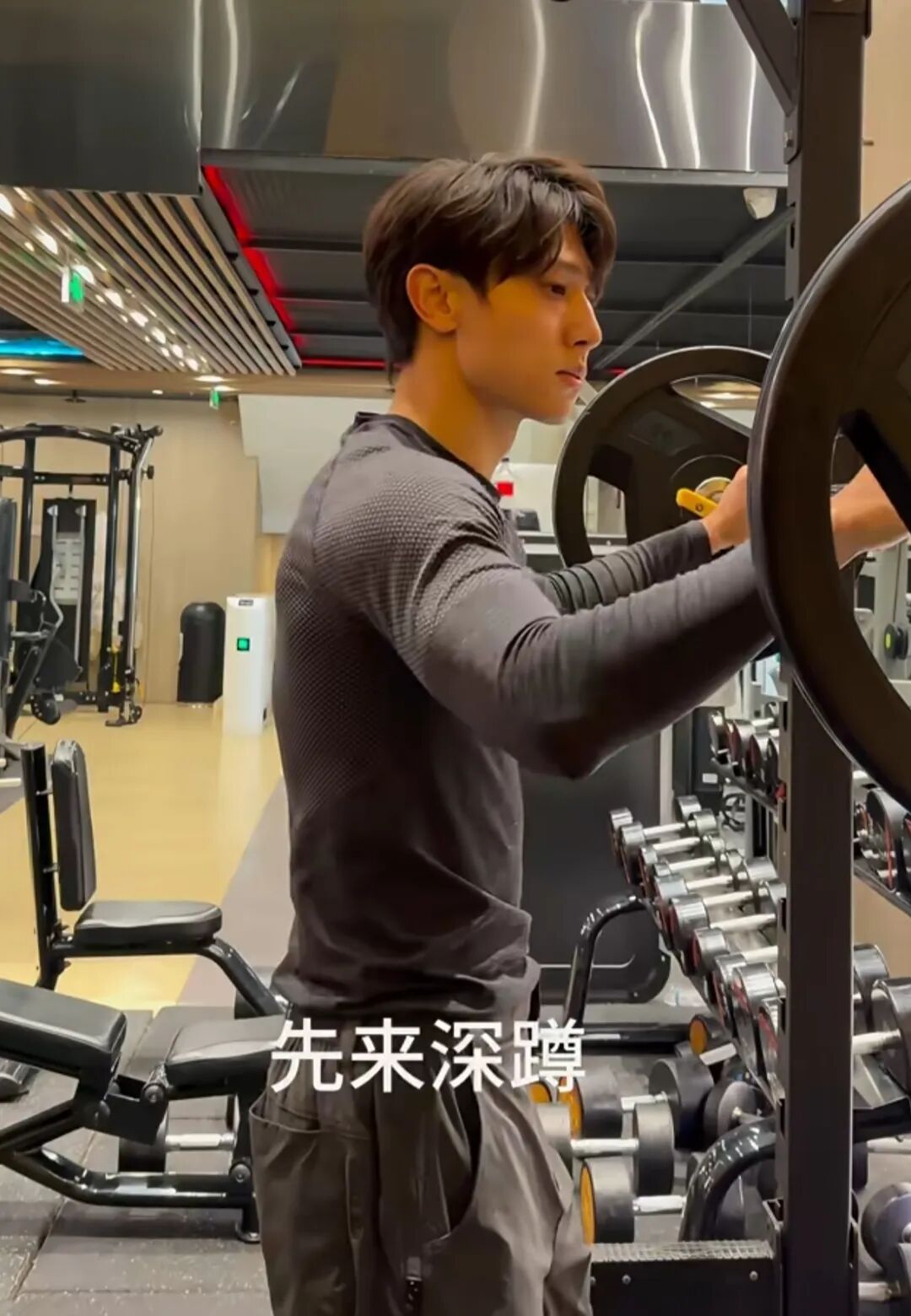 187cm 健身硬汉型男，黑皮大长腿发育的太好了...