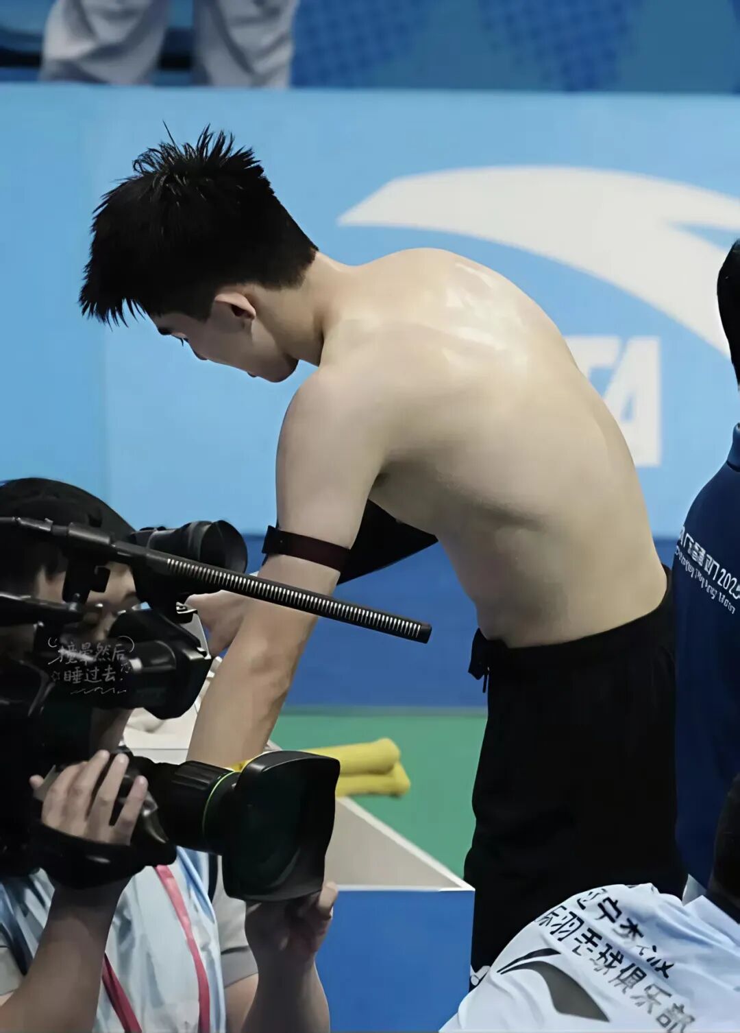 赛场打球换衣的小哥被拍，？湖北体育生王子骏太可了！