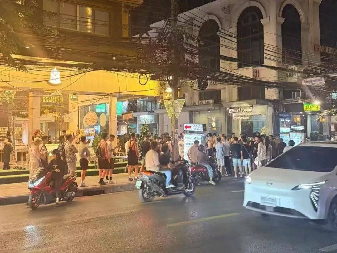 基友骗对象在大连跨年，实则飞到曼谷还在浴室门口排队-潮男潮北