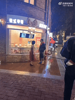 《刻在你心底的名字》男主陈昊森恋情曝光！与恋人深夜同返酒店，拦腰搂抱超亲昵，疑似因戏生情，两人为同家公司旗下艺人…