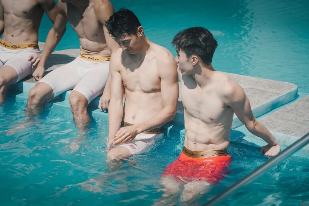 被围观了！华侨大学男篮的薄肌体育生男大，穿高弹紧身运动裤泳池玩水！