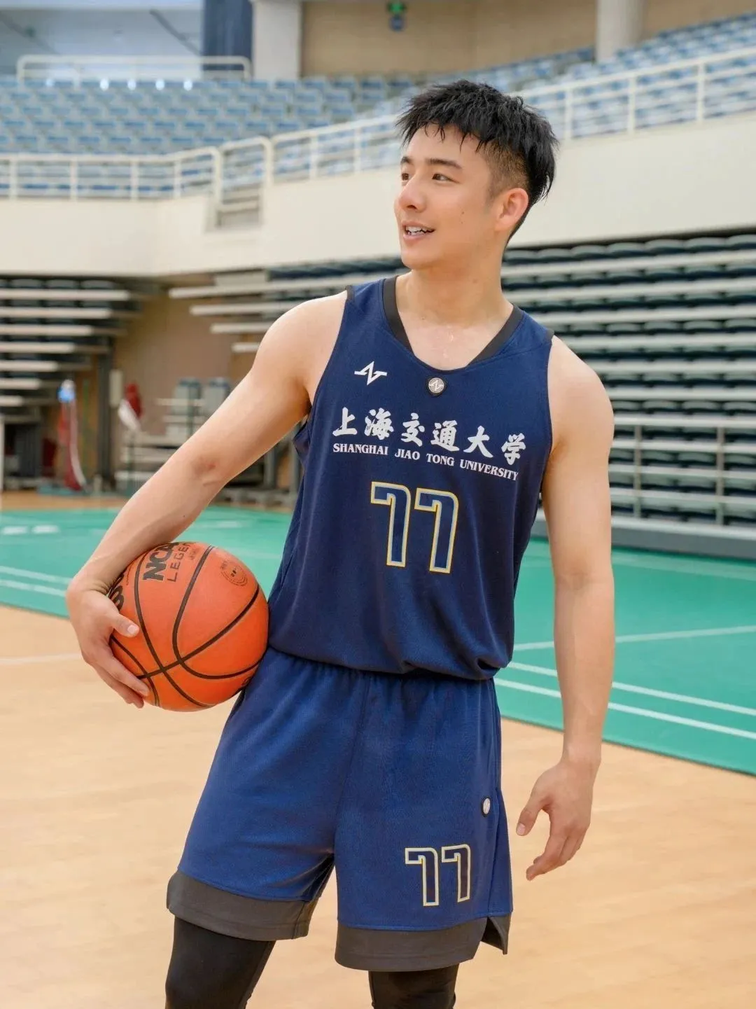 采访视频曾被疯传！上海交大安泰班主任，黑袜篮球帅哥，变这样了！