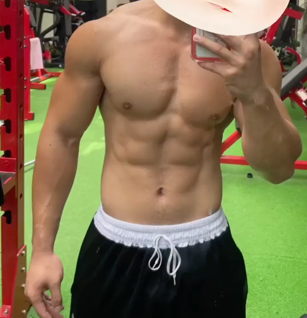 疑似被采访，？这个 00 后直男教练更壮了！他的瓜你吃了吗？