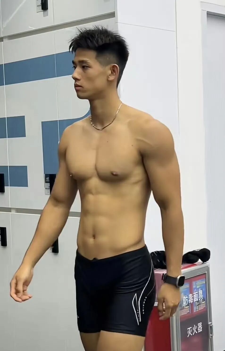 新晋男模火出圈！网友直呼：这不是广体体育生吗……