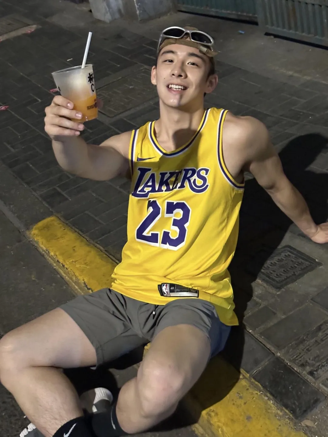 采访视频曾被疯传！上海交大安泰班主任，黑袜篮球帅哥，变这样了！