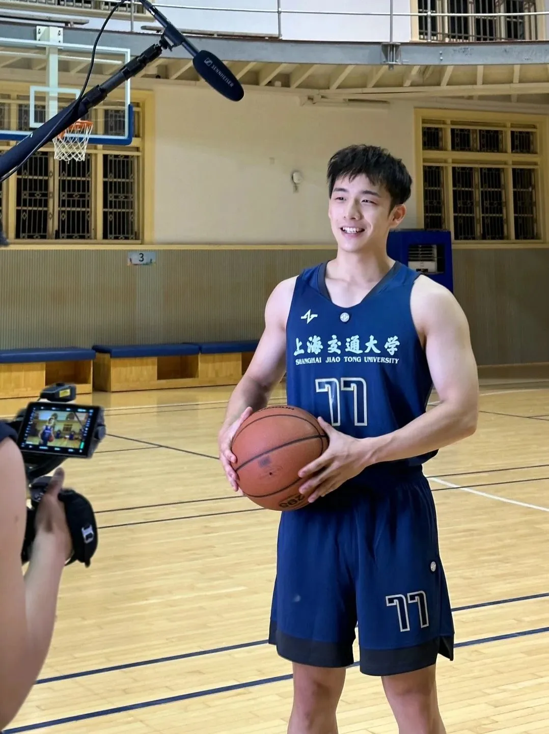 采访视频曾被疯传！上海交大安泰班主任，黑袜篮球帅哥，变这样了！