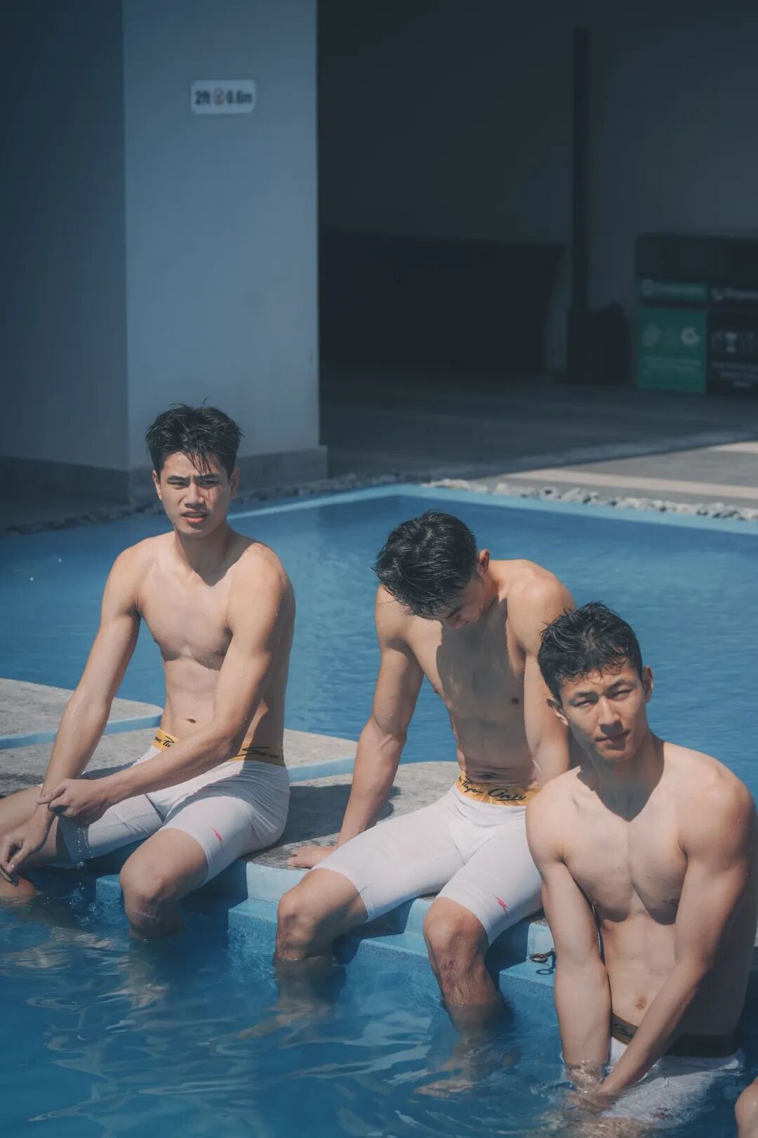 被围观了！华侨大学男篮的薄肌体育生男大，穿高弹紧身运动裤泳池玩水！